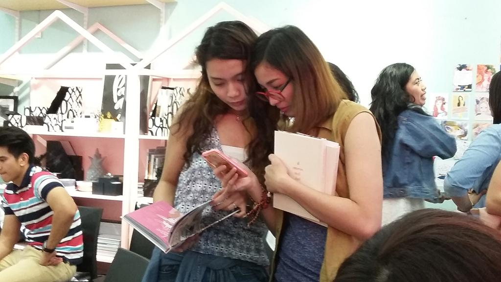 CnCMagazine's tweet photo. Guests witnessing how gorgeous the planner is! #WomanCreate #365Wonders https://t.co/Gsu24CuwMU