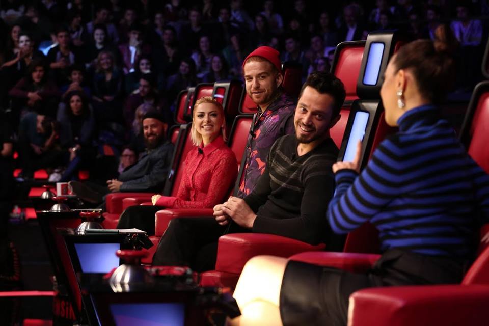 tv8's tweet photo. Eğlence dolu #OSesTürkiye yeni bölümü birazdan başlıyor! @Hadise @EbruGundes @MuratBoz @gokhanozoguz #HakanÖzoğuz https://t.co/Wplw2QWgvm
