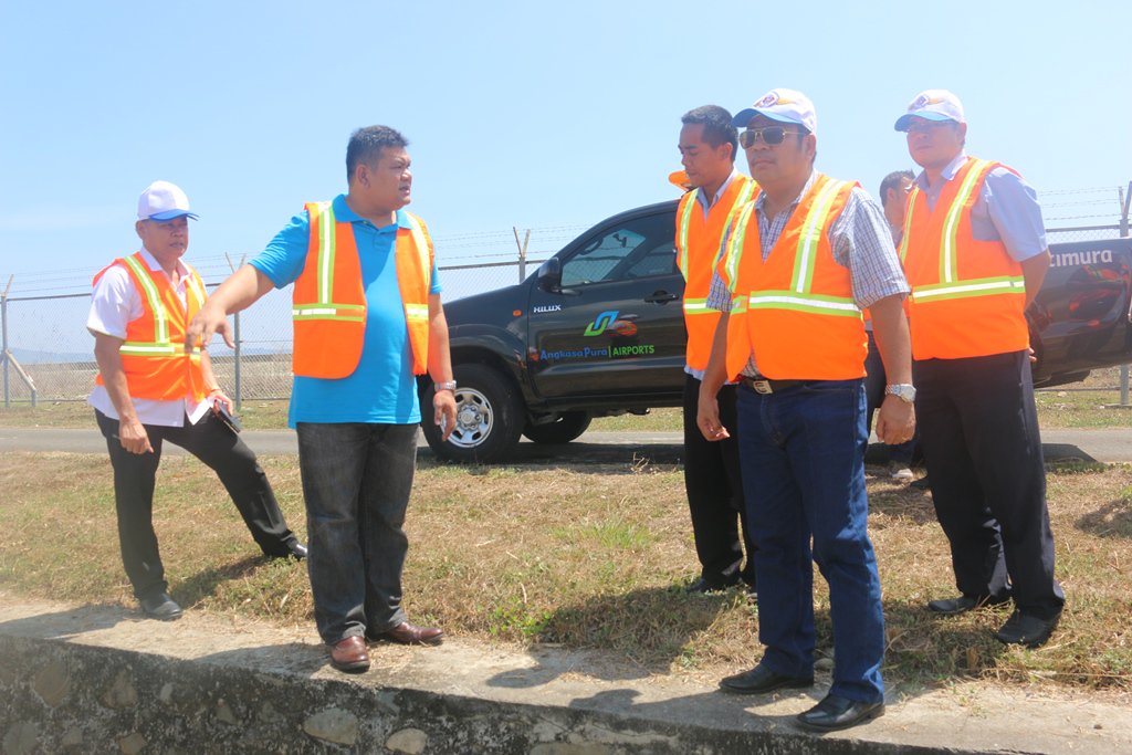 amq_ap1's tweet photo. Kunjungan Operation Director PT. Angkasa Pura I (Persero) di Bandara Pattimura Ambon @AP_Airports https://t.co/gMIbQh1tvD