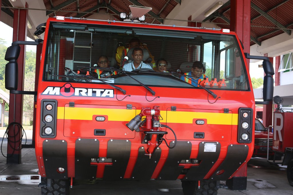 amq_ap1's tweet photo. Operation Director mencoba mobil Fire Fighting &amp; Rescue Bandara Pattimura Ambon @AP_Airports https://t.co/ftgQMIqVEL