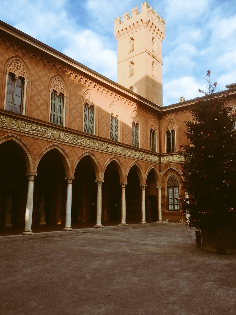 ifitwasyourdog's tweet photo. Lecturing venue Italian-style. Spoilt forever. @fitzpatrickref #SCIVAC https://t.co/syocaLA6wY