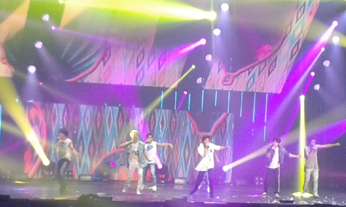 KpopersINDRoom's tweet photo. #InfiniteEffectIna sayangnya hoya banyakan duduk karena cidera 😂😂😂 gws yah abang https://t.co/AoprGnRJD4