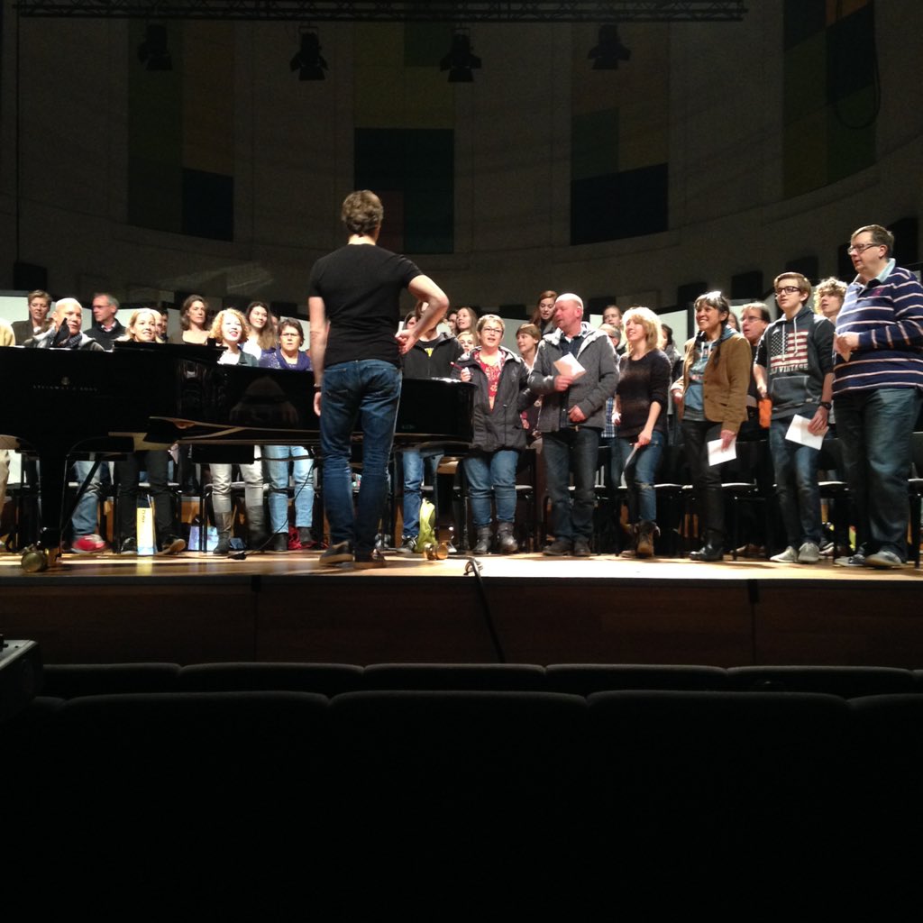 loeswernsen's tweet photo. #gespotophku Het grote opleiding muziek koor met bezoekers, docenten, studenten: https://t.co/i0OgcVDSqr