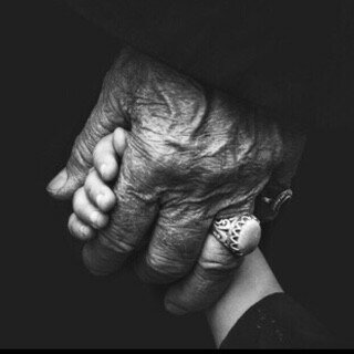 t00o_2's tweet photo. - حين يَشتد
 بي الألم ، والحُزن
سأمسكُ بيداكِ 
هُما فَقط
الأمانْ والسَلامّ https://t.co/ehEnaLYpHx