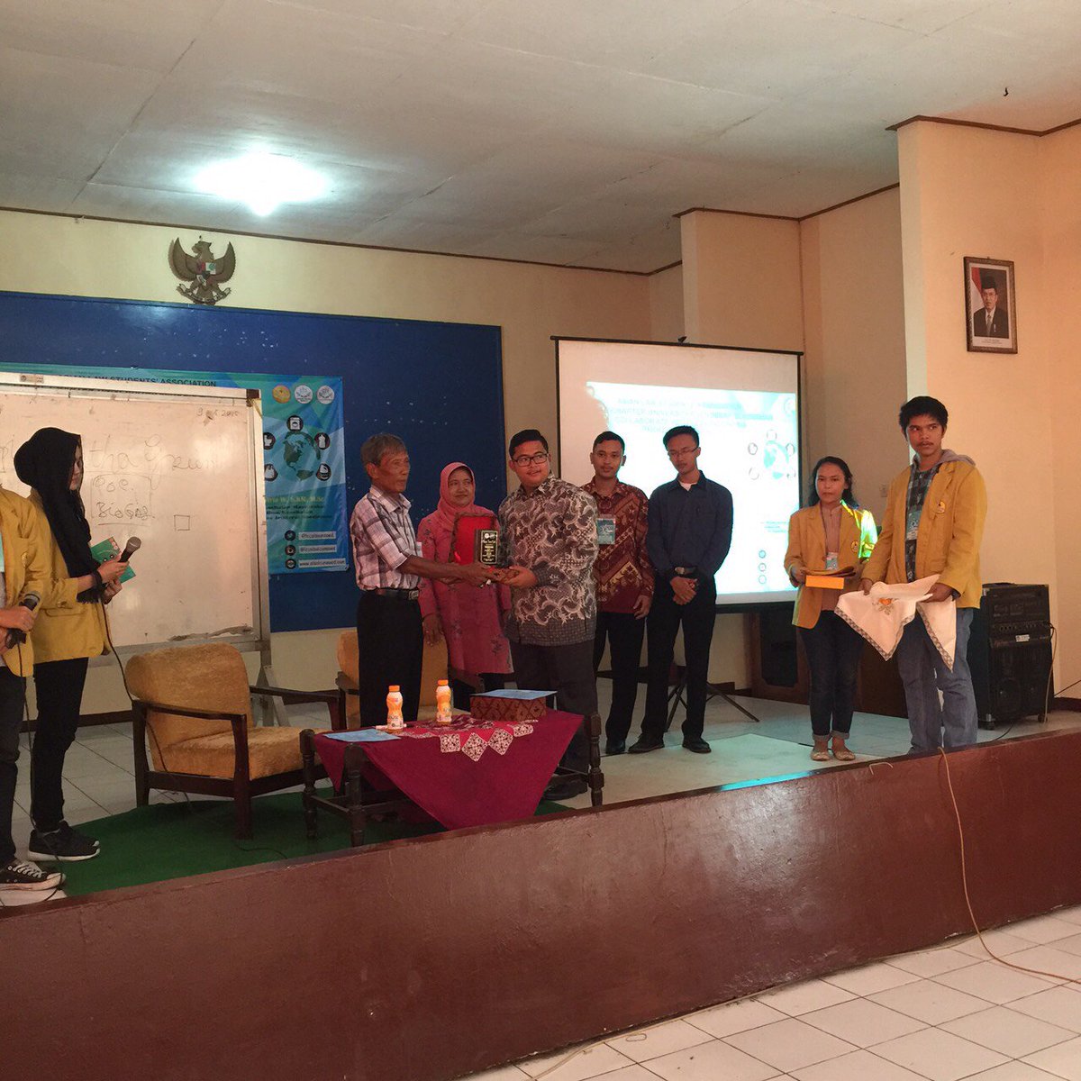 Pemberian sertifikat untuk pembicara dan moderator #livetweet