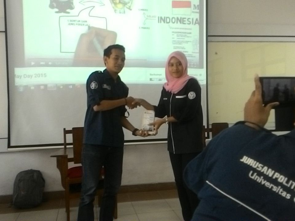 KOMAPUMY's tweet photo. Nih komap ugm dan komap umy lagi memberikan penyerahan kenang2an ~ @komapugm https://t.co/BMt69QkeXB