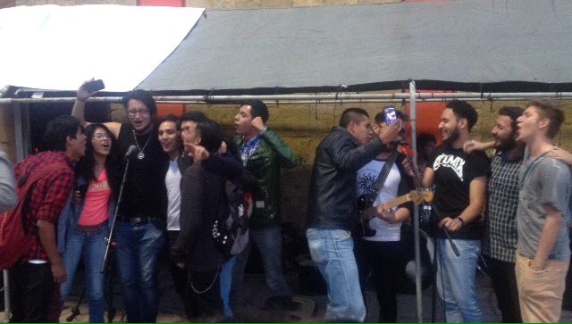 atomixfans_'s tweet photo. Se puso bien padre hoy con @Atomixrock. Todos unidos cantando "Duelo" 🙊🎤😍❤️ https://t.co/QK9X5QeYnm