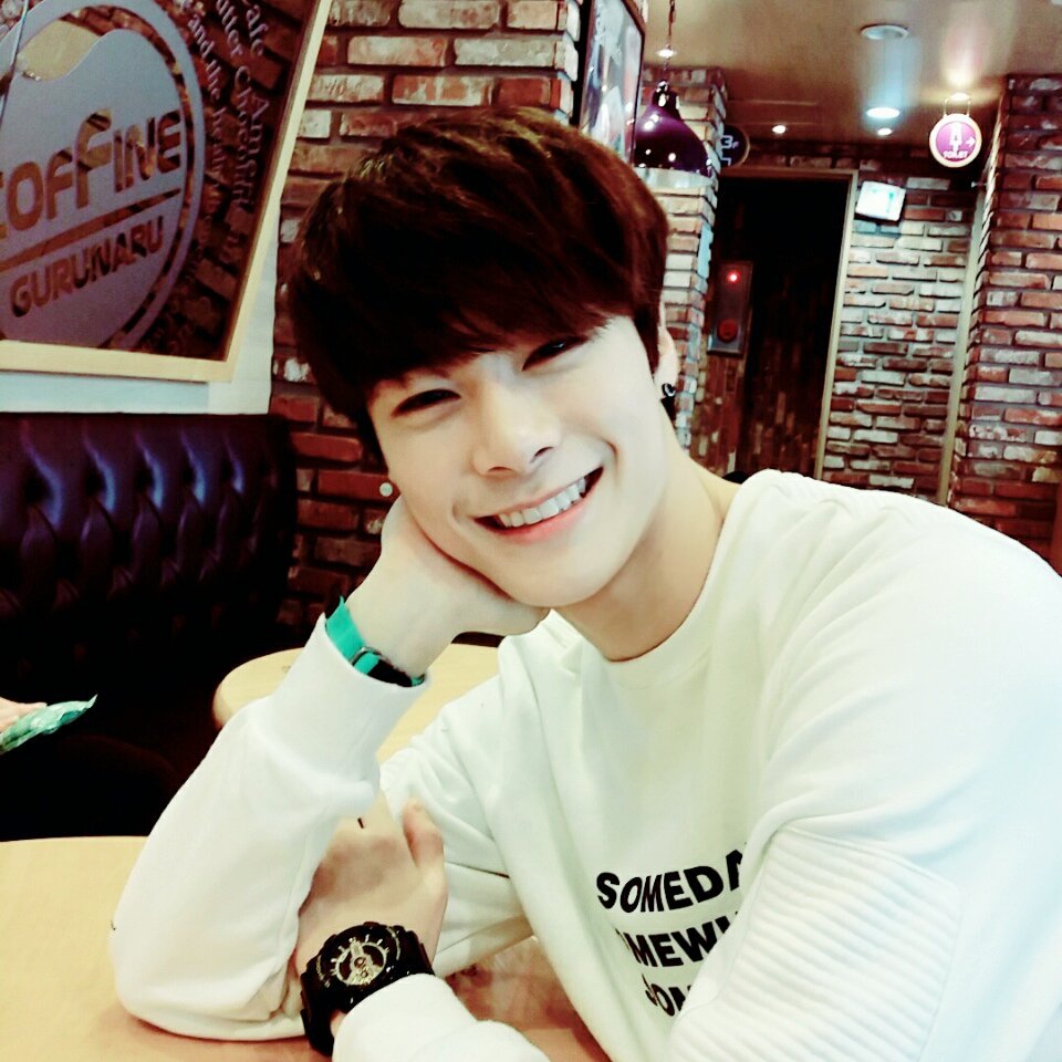 offclASTRO's tweet photo. 우리 쟈기랑 😸❤🐶 https://t.co/cTLZqW4P59