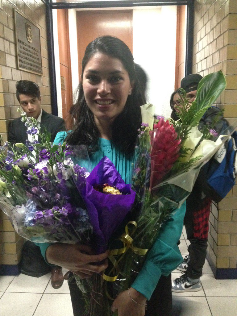 iana_val's tweet photo. Felicidades a mi pequeña princesita @pichonmovil por este logro #Titulo #AgarrateMundo https://t.co/FrN6hdDG7a
