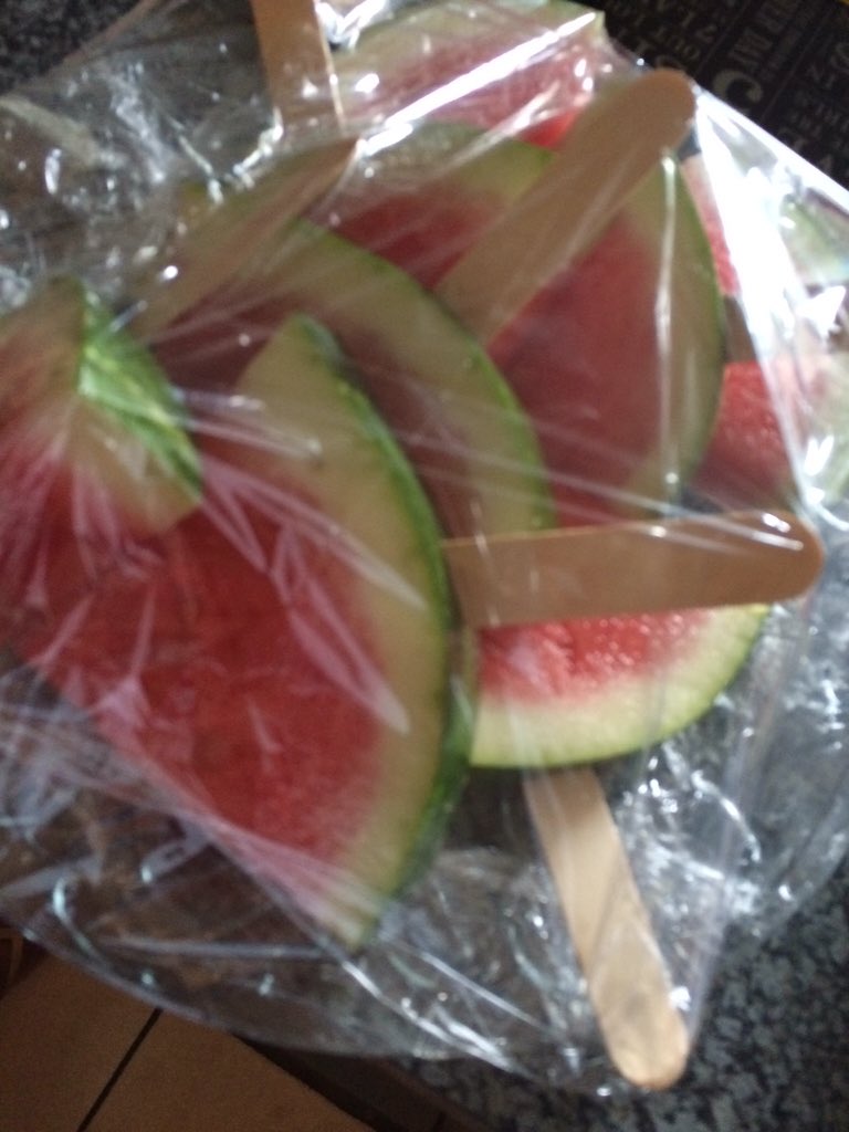 UreshaChetty's tweet photo. Watermelon for breakfast! Guess who's going to be emptying this plate later 😁 #yummy #watermelonpops #bridalshower https://t.co/mOazGzALJJ