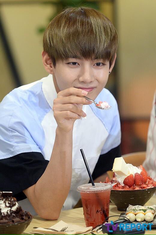 Résultat de recherche d'images pour "taehyung eat"