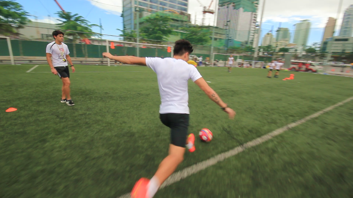 JambaJuicePH's tweet photo. Jamba Juice's #ImpossibleMove Manila coach @C_Sutcliffe showing us how to pull off Messi's footwork on the turf! https://t.co/A4VDMl5Eyz