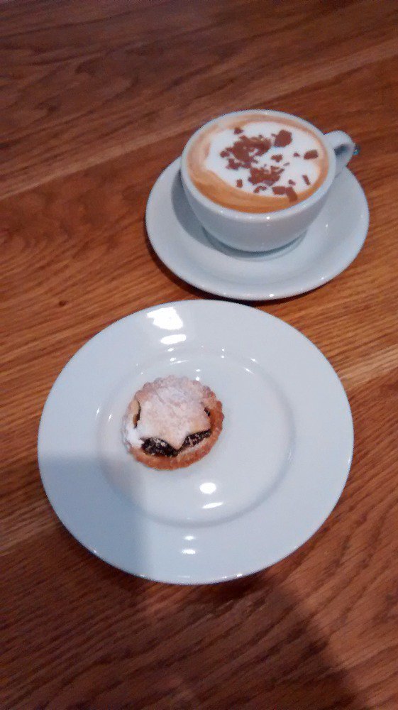 Galwch am baned #oeragwlyb ond croeso cynnes <a href="/ysiopleol/">Y Siop Leol</a>