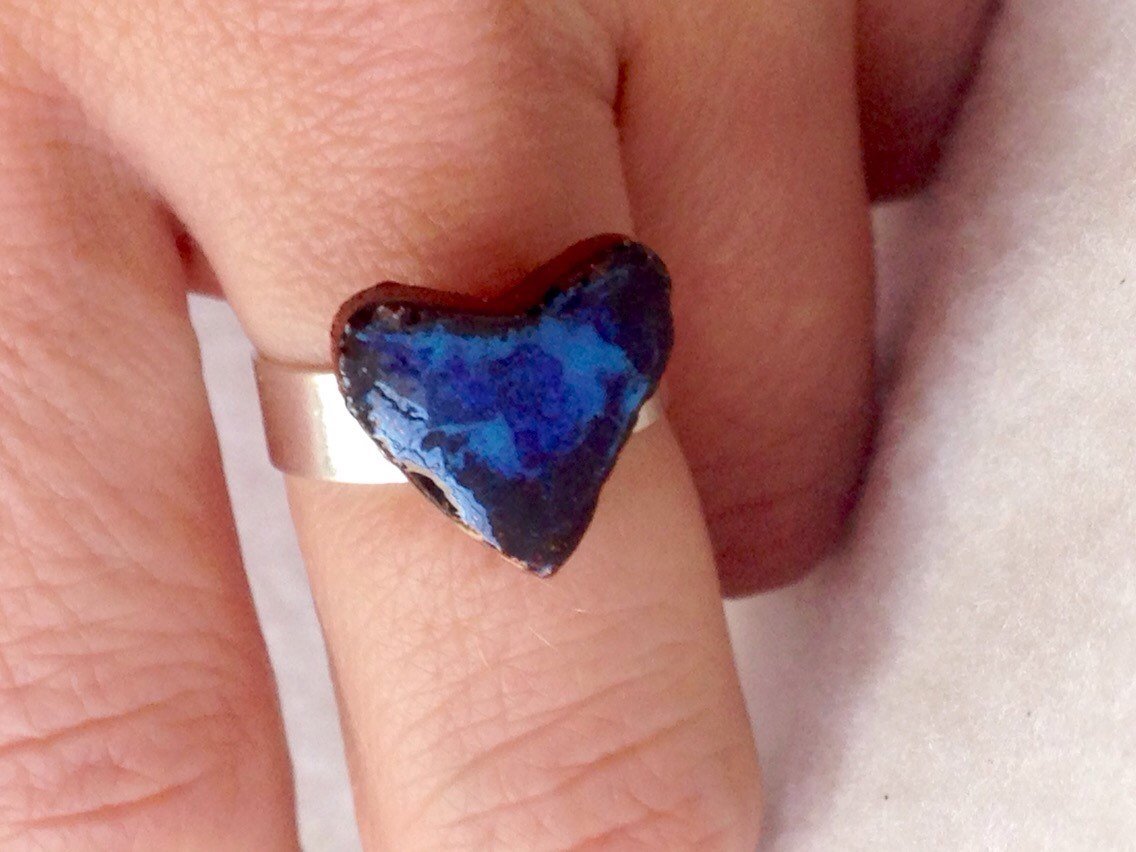 craftyleftdee's tweet photo. Handmade pottery blue Heart on silver plated ring adjustable Pe… https://t.co/OA1OOXUbmv #etsymntt #SilverPlatedRing https://t.co/1QSqk31Y0o