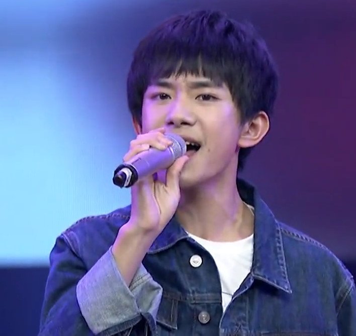 JacksonYiFans's tweet photo. #易烊千玺 #jacksonyi #TFBOYS  15岁生日会直播截图4P so lovely！！！！！ https://t.co/l22yjNS90G