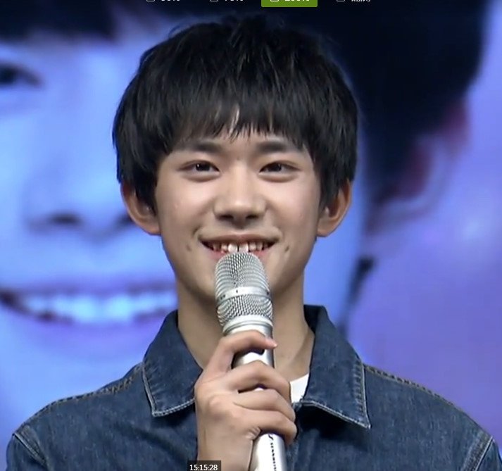 JacksonYiFans's tweet photo. #易烊千玺 #jacksonyi #TFBOYS  15岁生日会直播截图4P so lovely！！！！！ https://t.co/l22yjNS90G