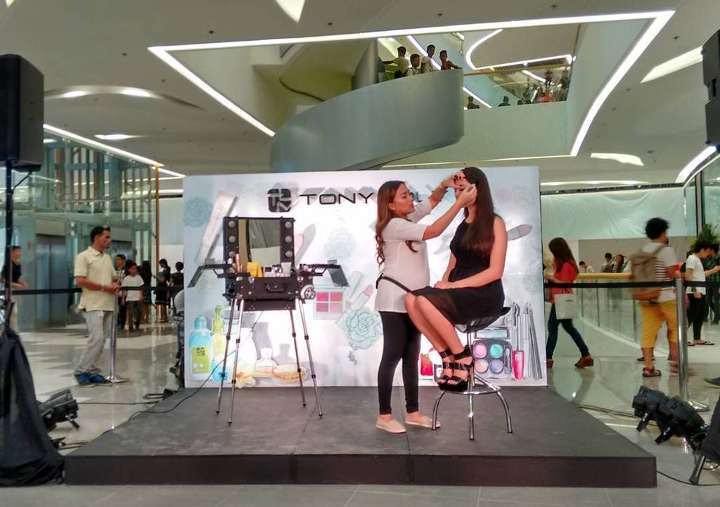 TheStylecebu's tweet photo. Professional make-up artist and YouTube vlogger Noe Mae works her magic using TonyMoly's latest collection. #TONYMO… https://t.co/WMcVCSArKw