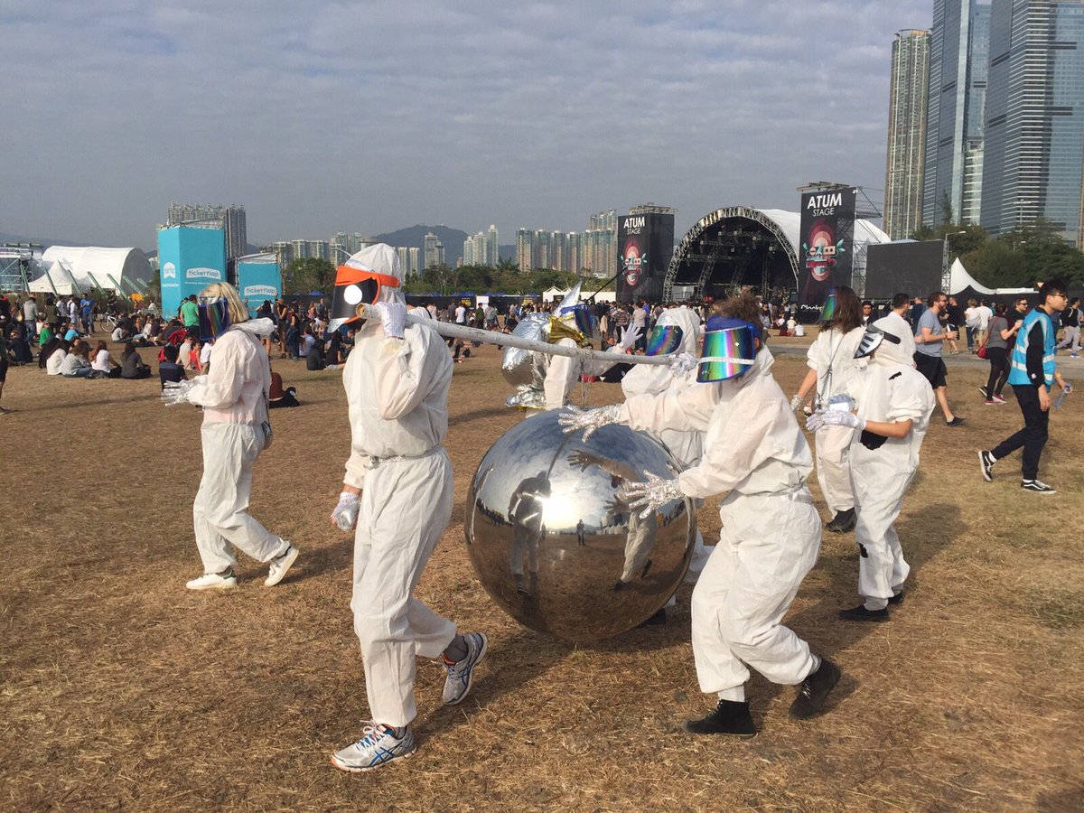 soyjournal's tweet image. ...anyone able to explain what on earth’s going on here? #clockenflap