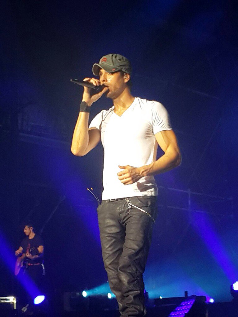 susaneha's tweet photo. Enriqueeeee killed it last night#stunning #whataperformance#hisvoice#bestsongs #hellosexy!@enrique305 @ThinkFlash https://t.co/12pvs32CVJ