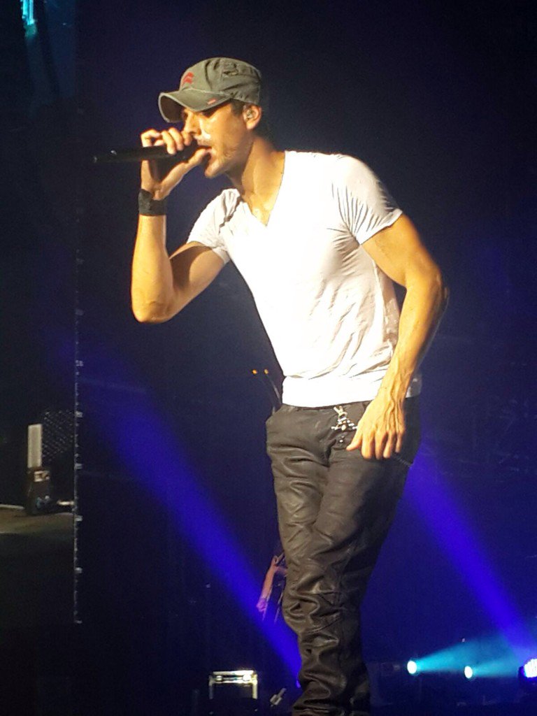 susaneha's tweet photo. Enriqueeeee killed it last night#stunning #whataperformance#hisvoice#bestsongs #hellosexy!@enrique305 @ThinkFlash https://t.co/12pvs32CVJ