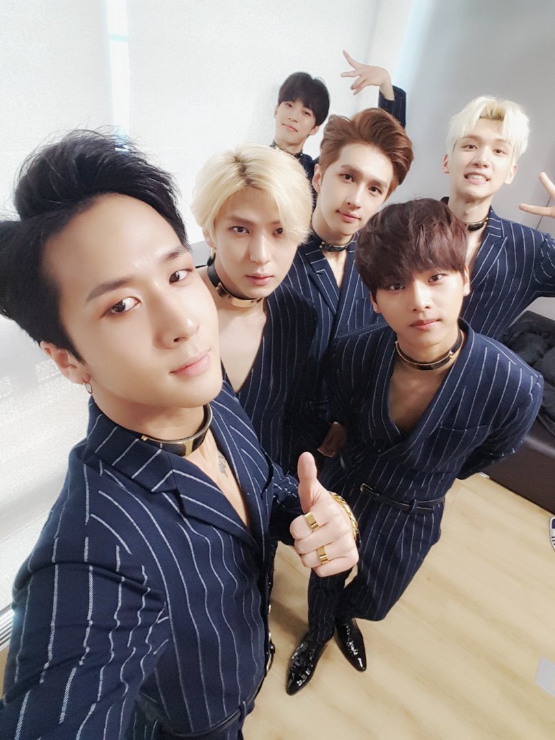 RealVIXX's tweet photo. 나는 로빅이다. 오늘 #쇼음악중심 #사슬 무대를 마친 #빅스 요원들의 모습이다. 오늘도 현장 참여와 본방사수로 함께해준 별빛요원들 고맙습니다! https://t.co/QZ9cxuizHc