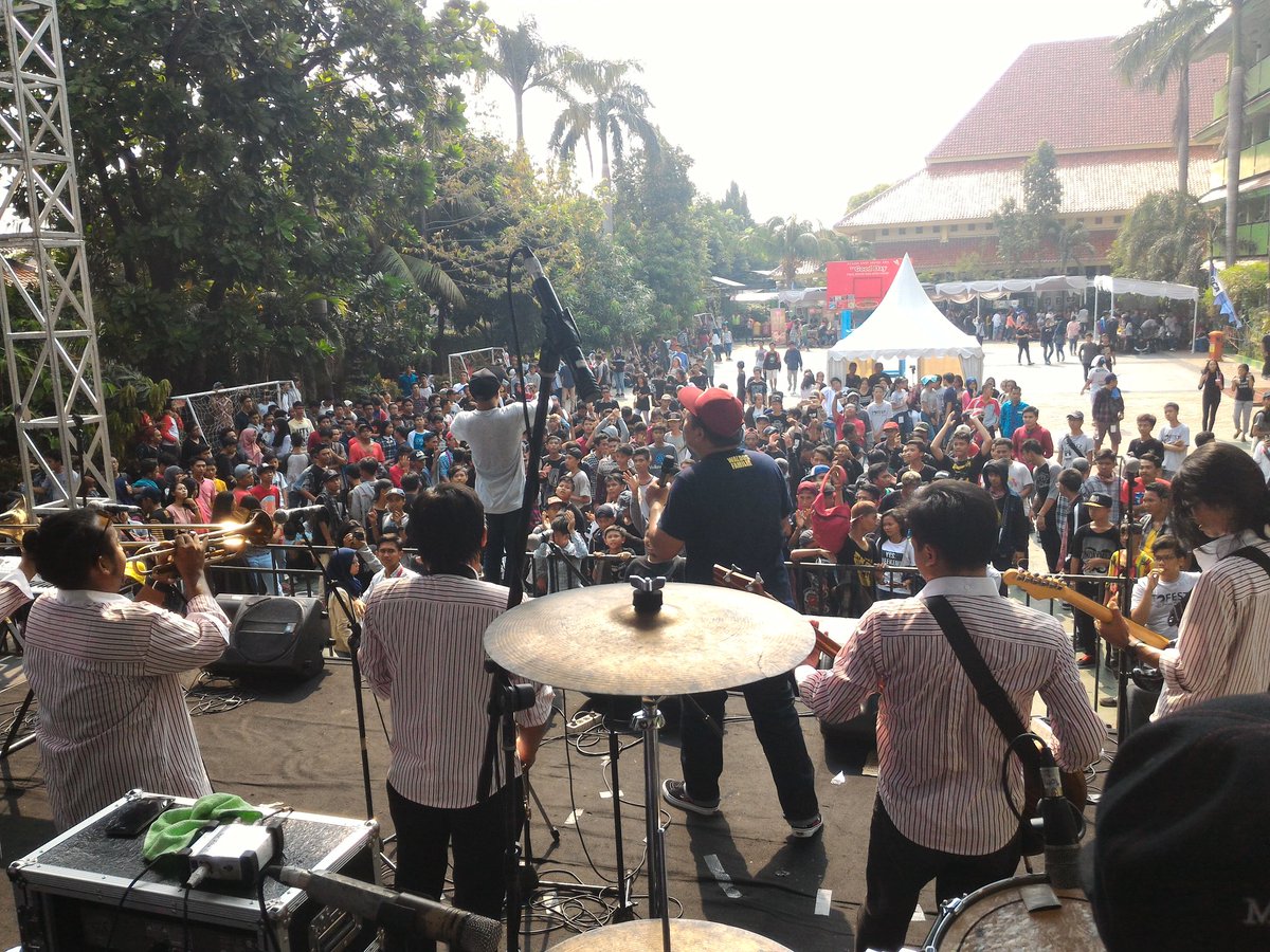 HIGHMOON (@highmoonska) on Twitter photo Thank you sman 31 jakarta <a href="/TOFEST31/">Thirty One Festival</a> semoga semakin jaya. See you next time we'll kiss you!! Thank you sman 31 jakarta <a href="/TOFEST31/">Thirty One Festival</a> semoga semakin jaya. See you next time we'll kiss you!!