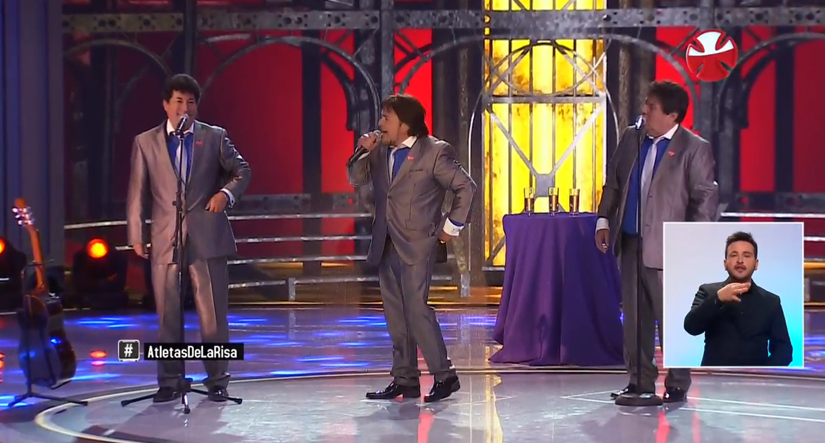Teleton's tweet photo. En este momento los Atletas de la Risa llenan de alegría y risas el Teatro #TeletonChile #LaHacemosTodos ¡RT! https://t.co/OYIPM50HWT