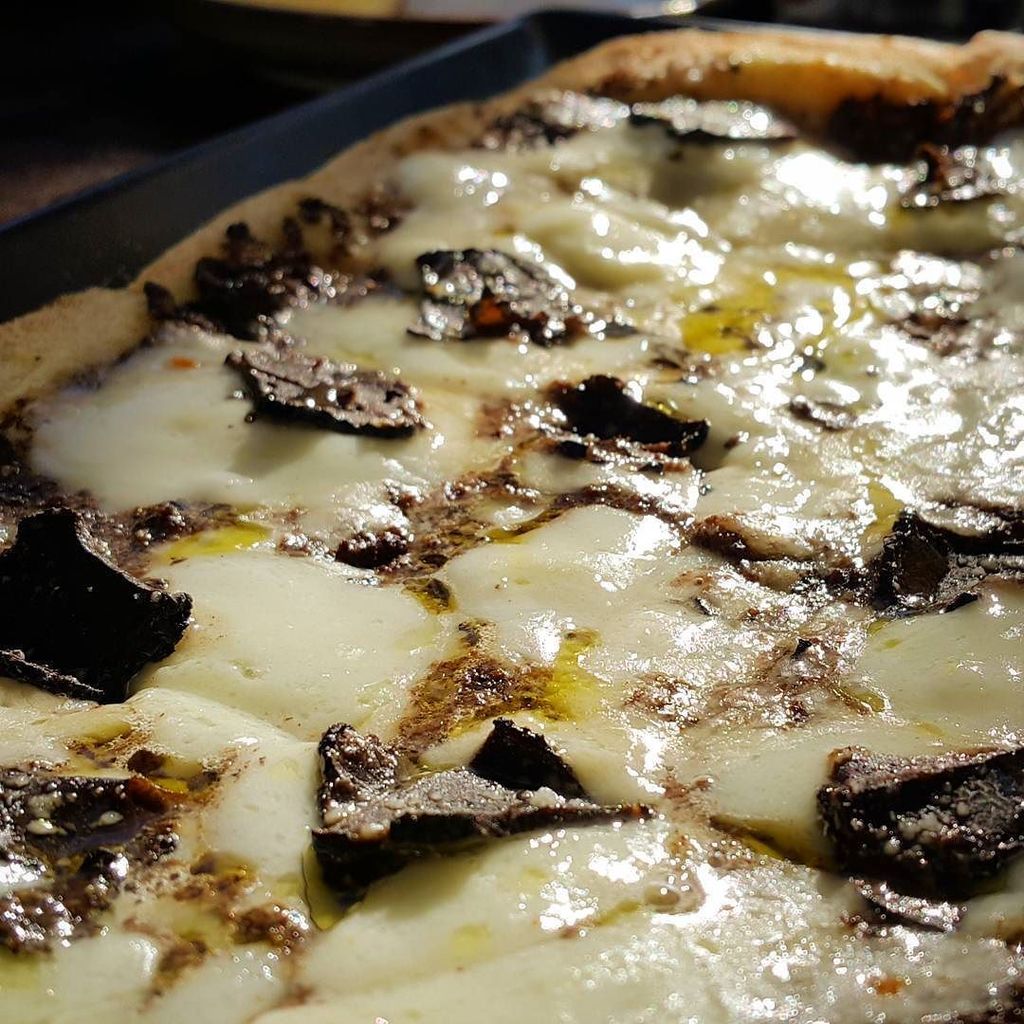 PeachBlackTea's tweet image. Truffle pizza in Tokyo Midtown 
#sogood #needmoar bit.ly/1IfDnkk