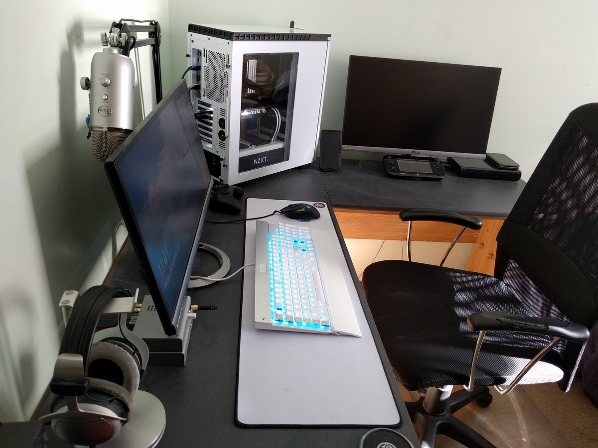 GamerSetups's tweet photo. Nice ultra widescreen setup from /u/Clipboards https://t.co/2qztnyt7vx