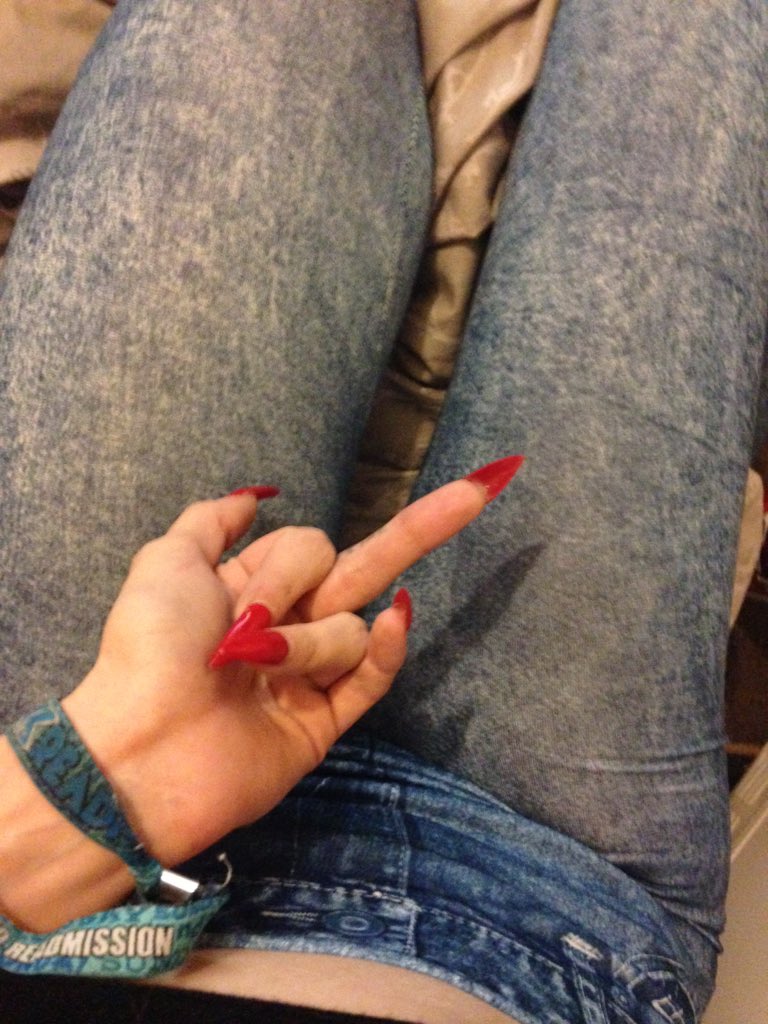 SpoilGoddesAnna's tweet photo. Back in a few hours addicts

#legs #leggings #flippingyouOff #nails #mani #domination #findom #worship #obey #serve https://t.co/cMoc3rDDaW