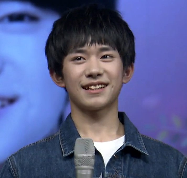 JacksonYiFans's tweet photo. #易烊千玺 #jacksonyi #TFBOYS  15岁生日会直播截图4P 大头图~~~~~烊烊真可爱！ https://t.co/yBNHZJMbcL
