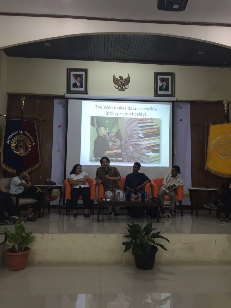 FASILKOM_UI's tweet image. Pak ruli manurung (dosen fasilkom ui )memberikan pangalaman mengenai value open data @tech4asia #OpenDataWorkshop