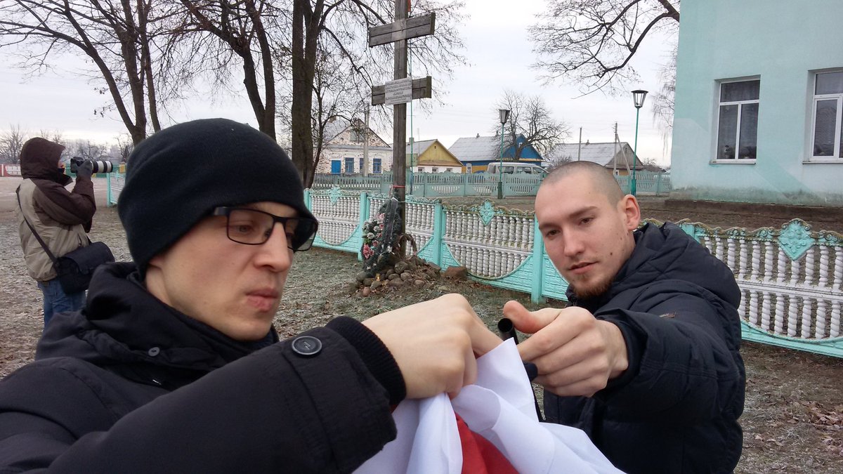 У Грозаве зʼявіўся другі аўтобус - з маладафронтаўцамі. Разгарнулі сьцягі.