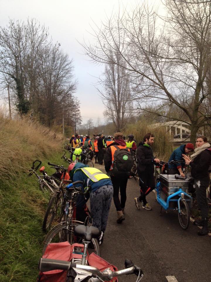 SeeMeCycle3's tweet photo. Some photos from foggy ride to Paris: https://t.co/TWsgCh5qKF #SeeMeCycle #movetheclimate #howest @Climate_Express https://t.co/SE65MaYuVb