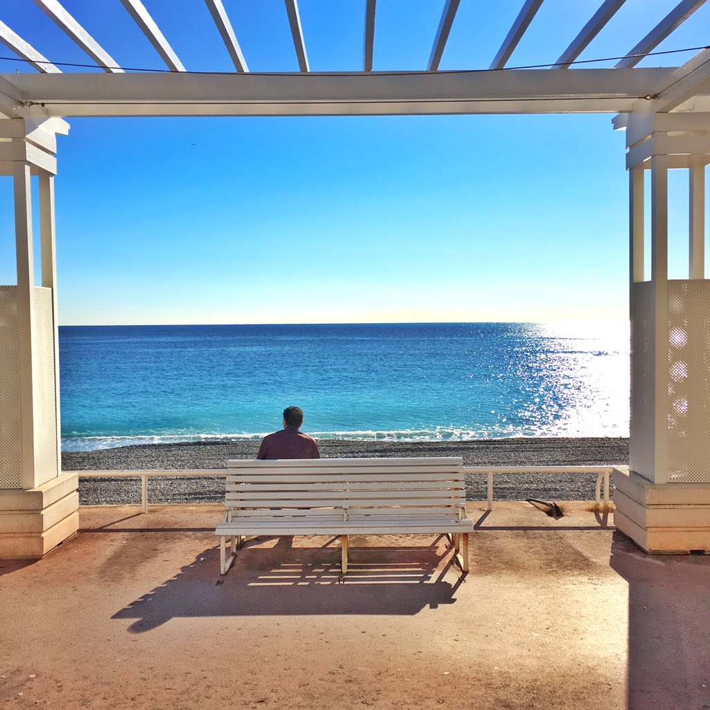 travelmehappy's tweet photo. Ce bleu... 💙 
Un bonheur de se rendre au boulot en passant par la Prom' ✌🏻️
Direction @MobilboardNice 🏁 #Nice06 https://t.co/pIap4LqwJ0