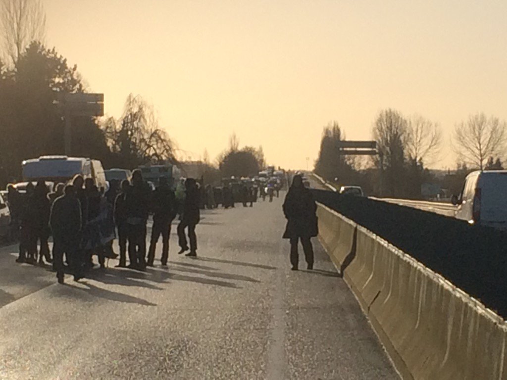 MSLC21's tweet photo. encore sur la national, on est nombreux a vouloir partager un banquet a versaille #NDDL #MSLC21 #COP21Paris https://t.co/AcaFxRIi3s