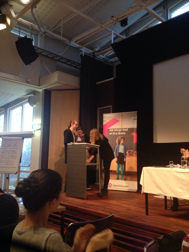 elintorga's tweet photo. @siljebentz från @Pedagogstud_  ger superlärarprylar till blivande superlärare #LSM15 https://t.co/u5HzAmKbmx