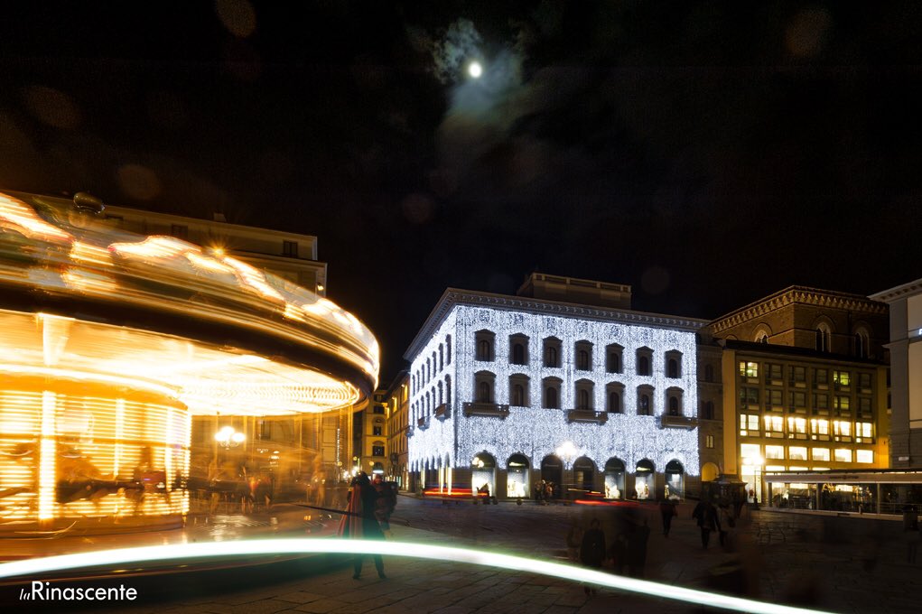 Rinascente's tweet photo. #StarringChristmas a #Firenze. Ed è subito #Natale con #laRinascente che si veste di luce! #visitflorence https://t.co/ova25bNqAs