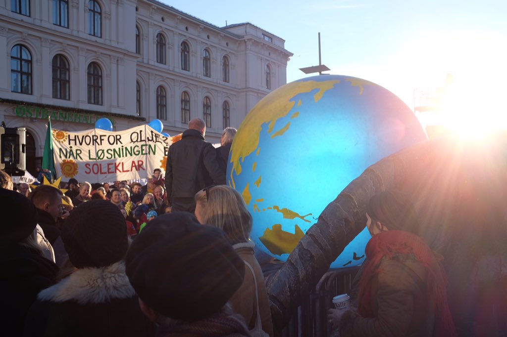 humlerata's tweet photo. God stemning på #ClimateMarch i Oslo i dag. Vi må la olja ligge @Naturvern https://t.co/5C8AKvCh7c
