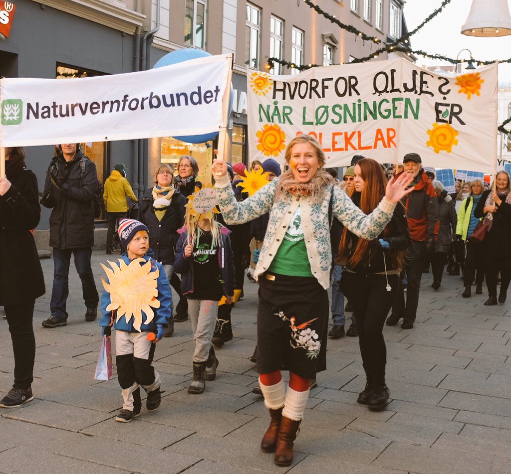 humlerata's tweet photo. God stemning på #ClimateMarch i Oslo i dag. Vi må la olja ligge @Naturvern https://t.co/5C8AKvCh7c