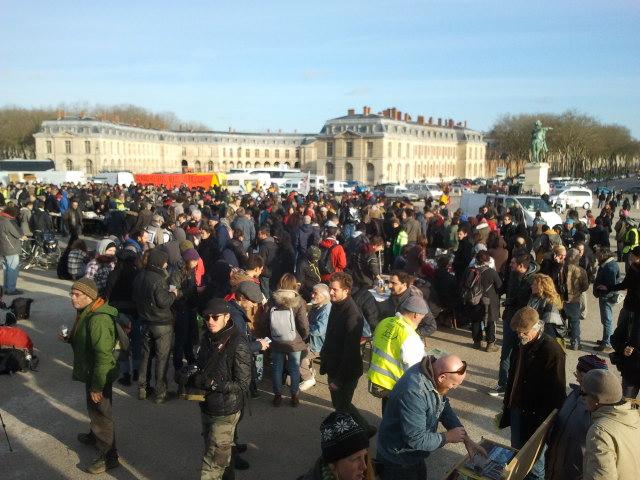 Politis_fr's tweet photo. «Banquet des irréductibles» devant le château de Versailles. #Cop21 #mslc21
https://t.co/nBS5sINUvA https://t.co/CpTAf4NJJx