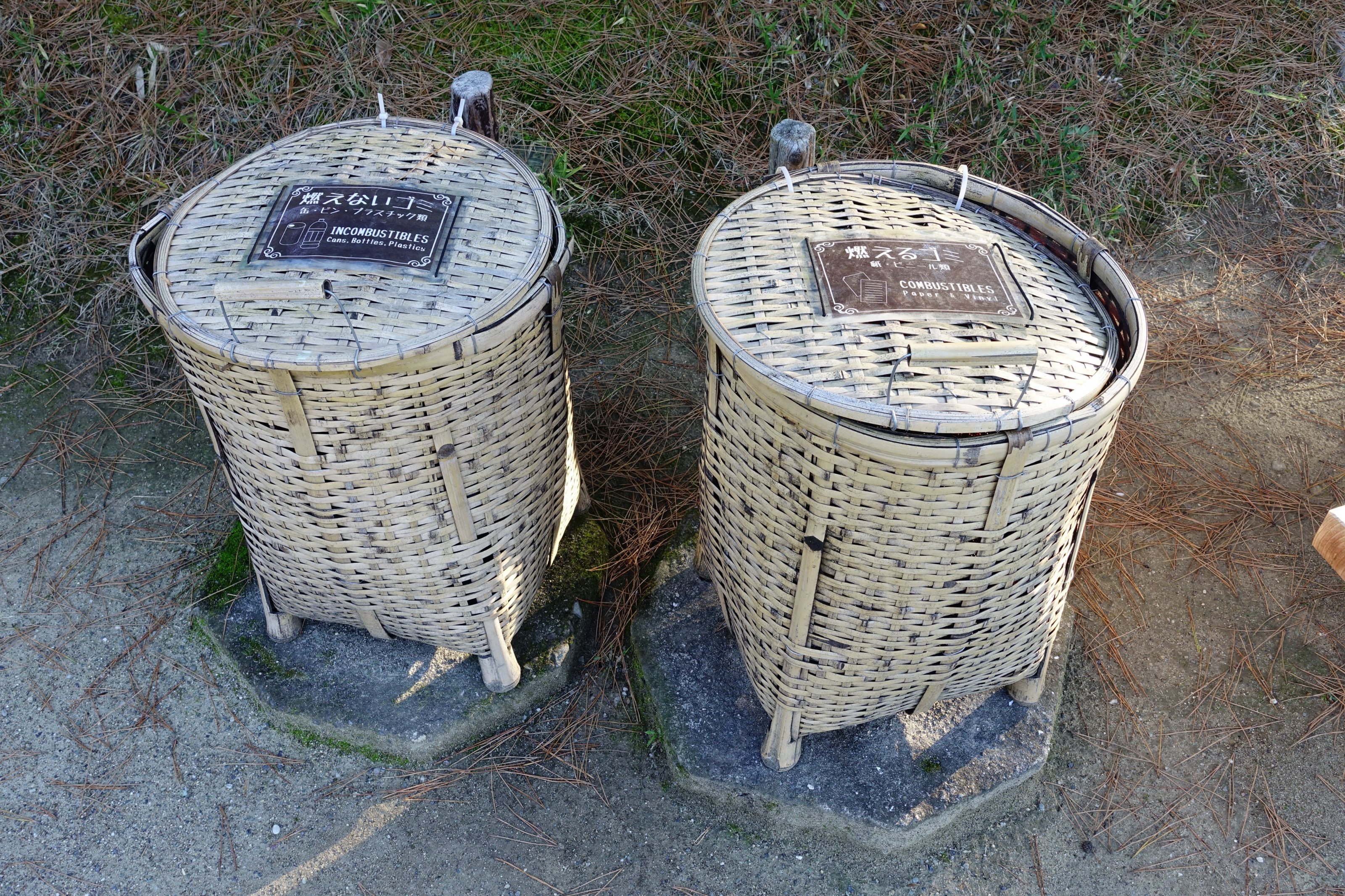 まも Rt Kou Rjot 栗林公園のゴミ箱 さすがにプラ製のゴミ箱じゃないのね T Co Y685wxrn Twitter