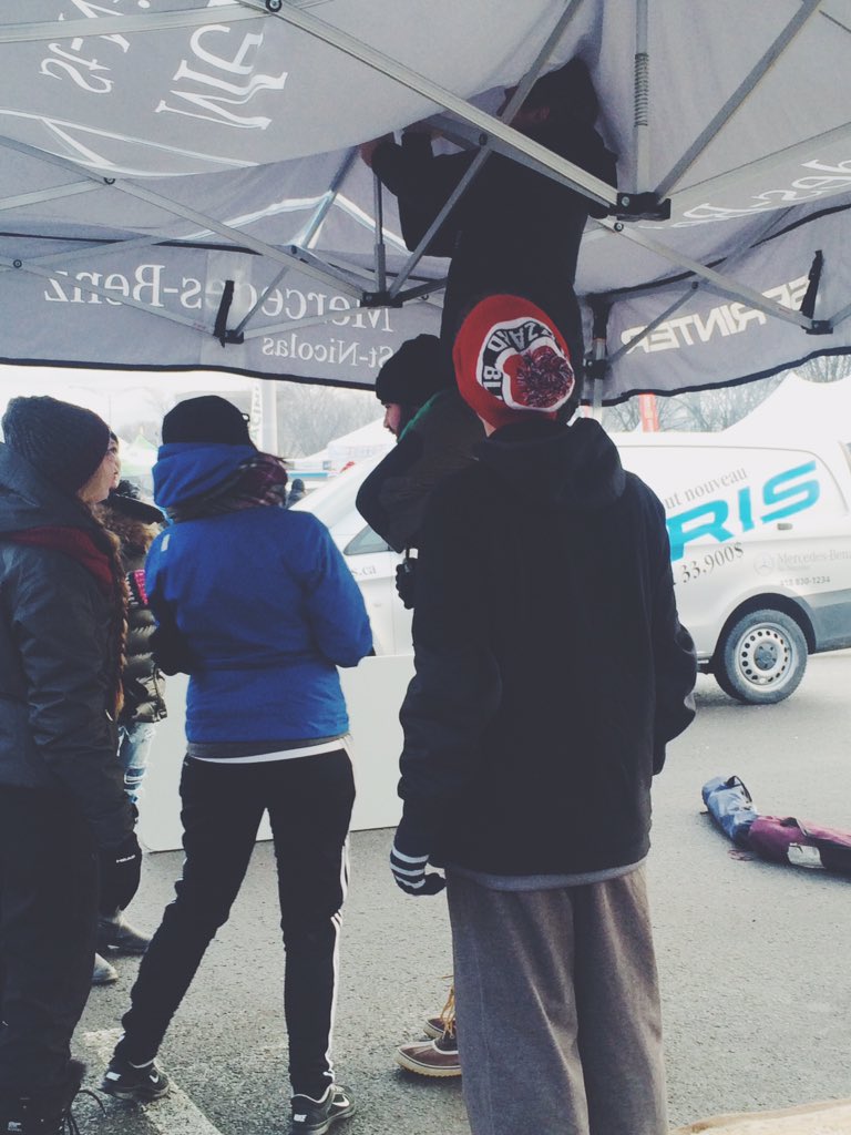 Galadelareleve's tweet photo. Combien de membres du #Galadelareleve cela prend-t-il pour monter une tente? #tailgate #CoupeVanier #commul https://t.co/xmBBjNuEjs