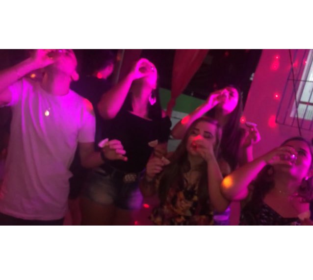 janinengelhardt's tweet photo. Migos seus loucos 🍻🚨 #any2.0 #ninguemseguraquandojunta https://t.co/RHzflMJvob