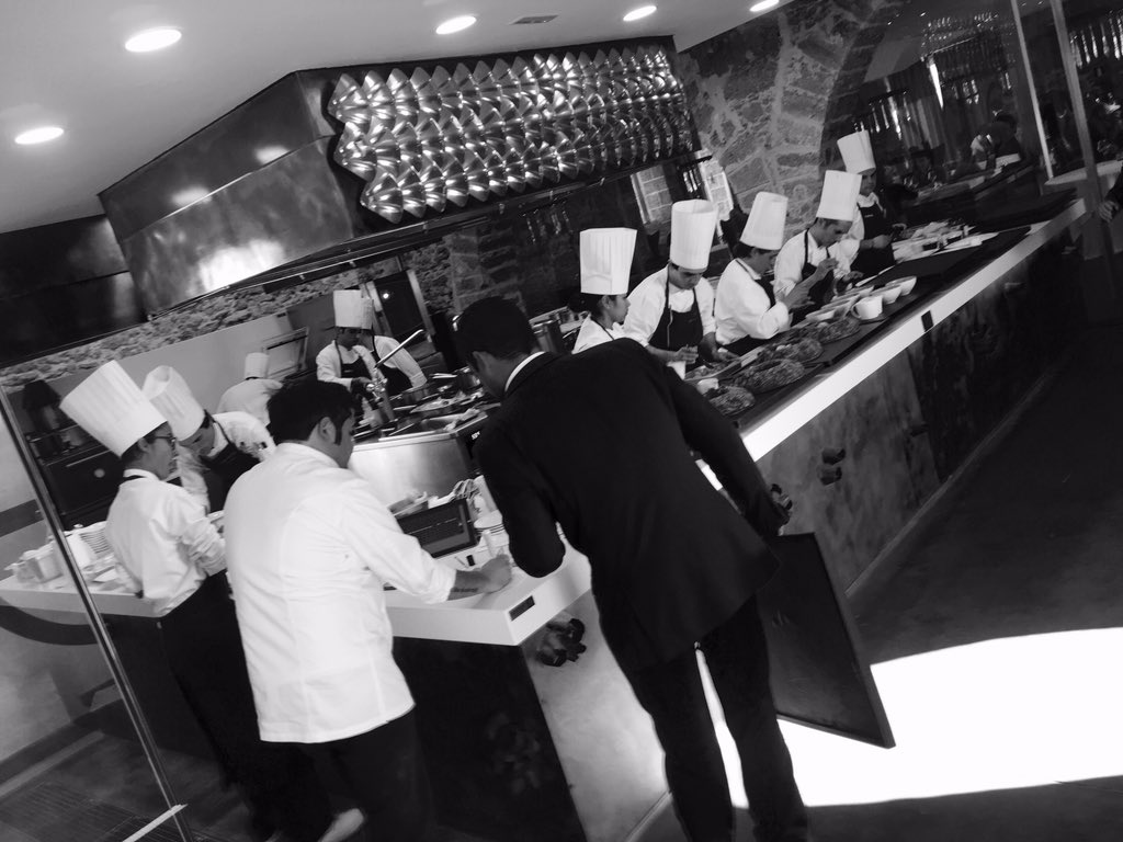 La luz penetra por los ventanales del molino de  @Aponiente ...
Ultima marea que traspasa nuestros muros .. Off.