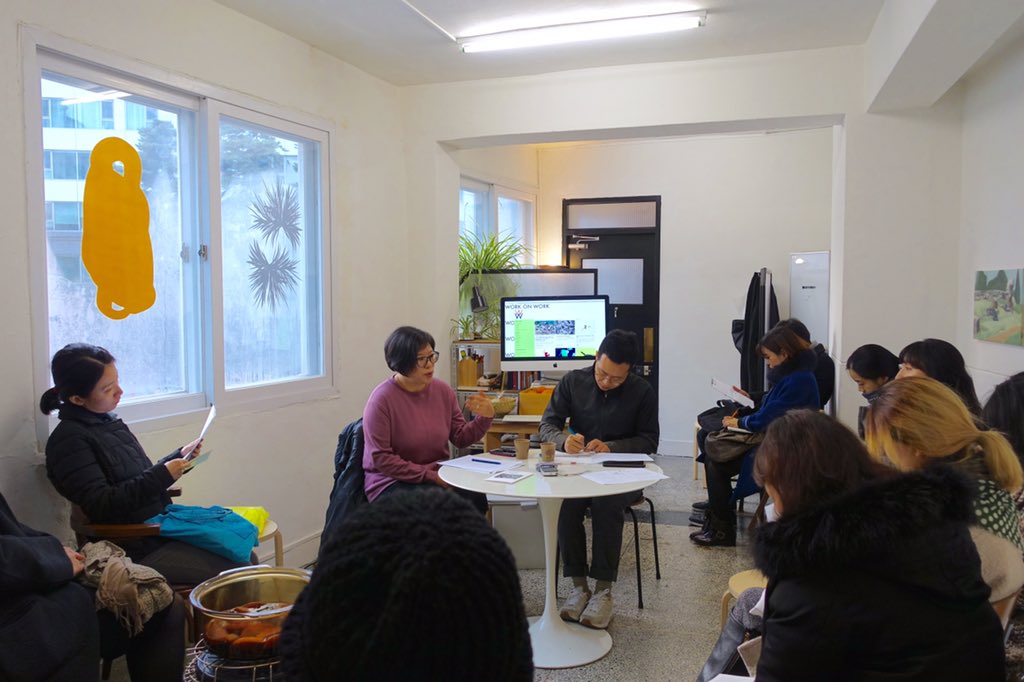 workonwork's tweet image. 오늘 추운 날씨에도 &quot;얕은 지식 토크&quot; 들러주신 분들, 말씀 나누어주신 모두 감사합니다. 토크 내용은 정리하여 워크온워크 웹사이트에 업데이트할 예정입니다. 다음 프로그램 &quot;그룹 명상&quot; 소식도 기다려주세요!