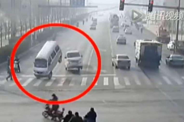 Che la Forza sia con te! Filmato Auto che si sollevano senza un motivo in Cina. Vehicles 'levitate' in freak accident in China.
