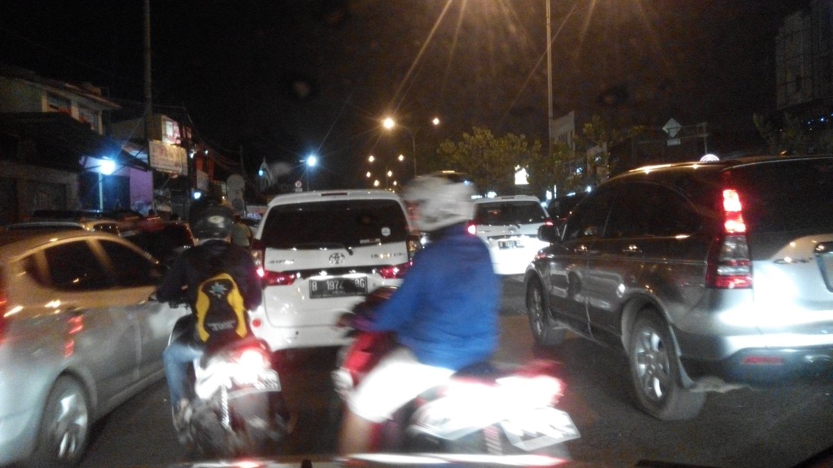 21:30 Margonda Raya Depok arah ke Layang UI lalin padat merayap.  <a href="/AutonetMagz/">AutonetMagz ID</a>