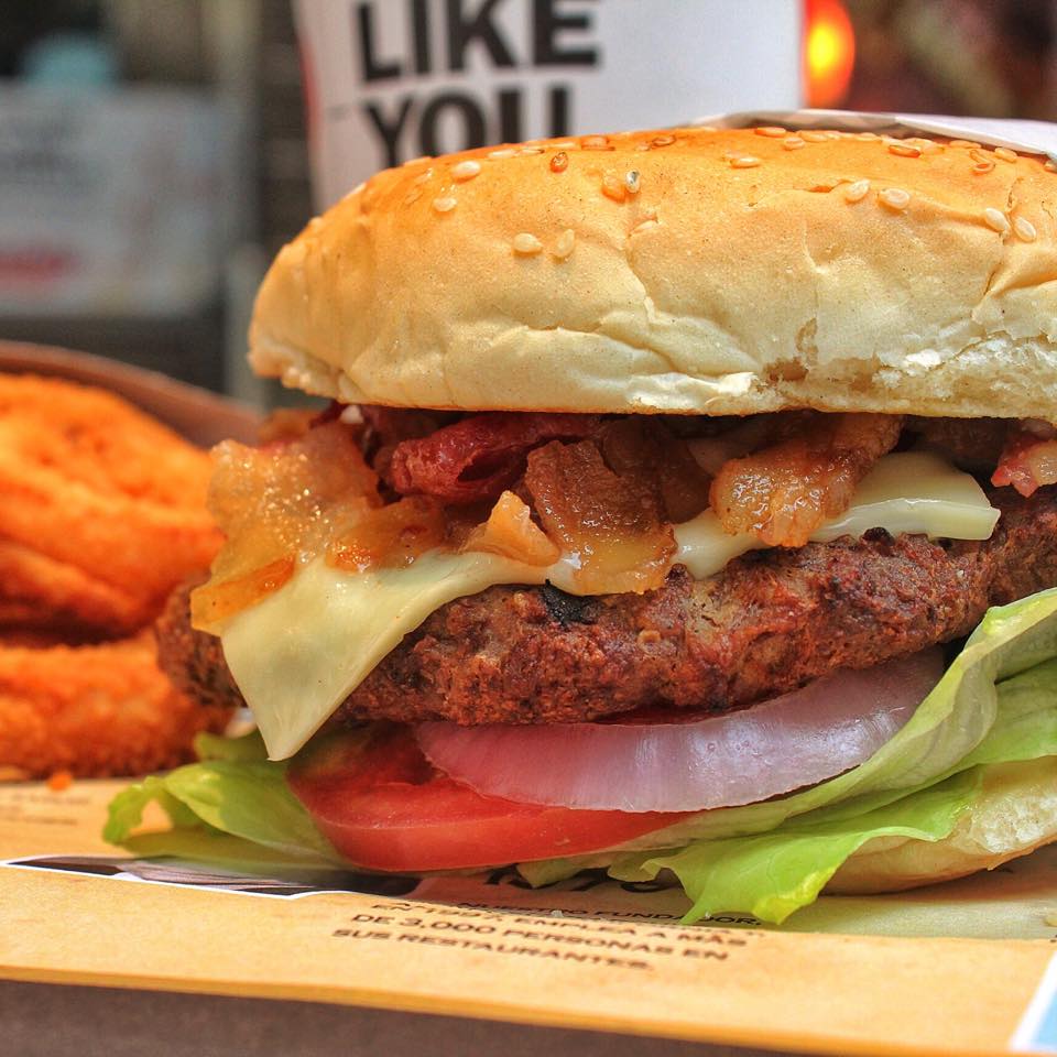 CarlsJrPanama's tweet photo. ¡No hay amor más puro que el que se tiene por el BACON! 💘 #carlsjr #panama #acomerenserio https://t.co/JgEGonJjv5