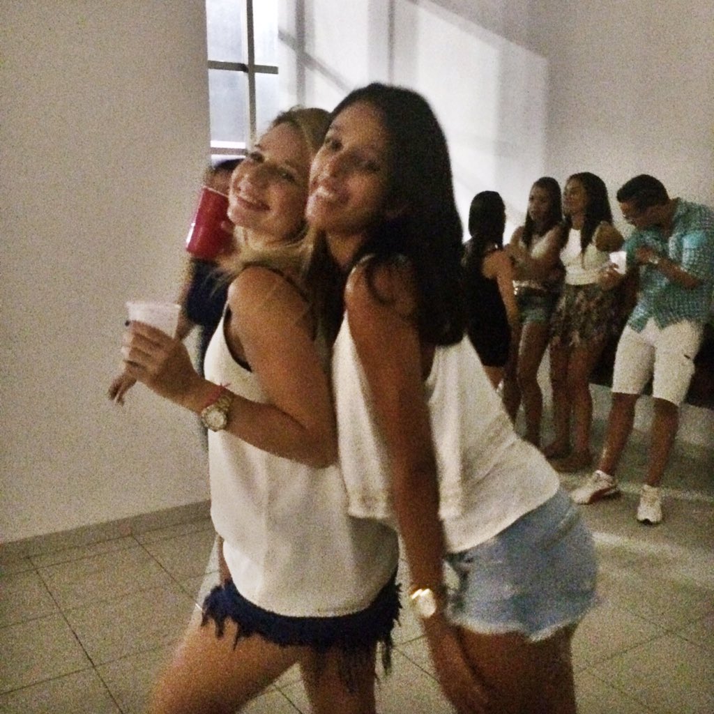 yancasf's tweet photo. a mais parceira! 👭❤️ #anool https://t.co/o5BME00Qs5